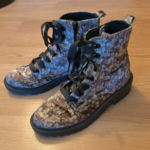 Candie’s women’s fabric zippered and lace up ankle boots size 9